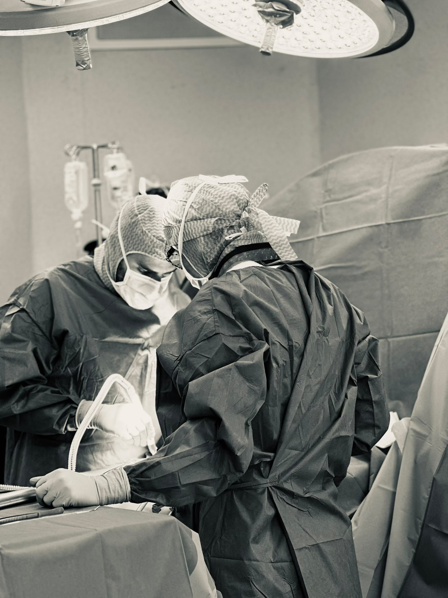 Soignants en tenue stérile au bloc opératoire — précision et expertise médicale