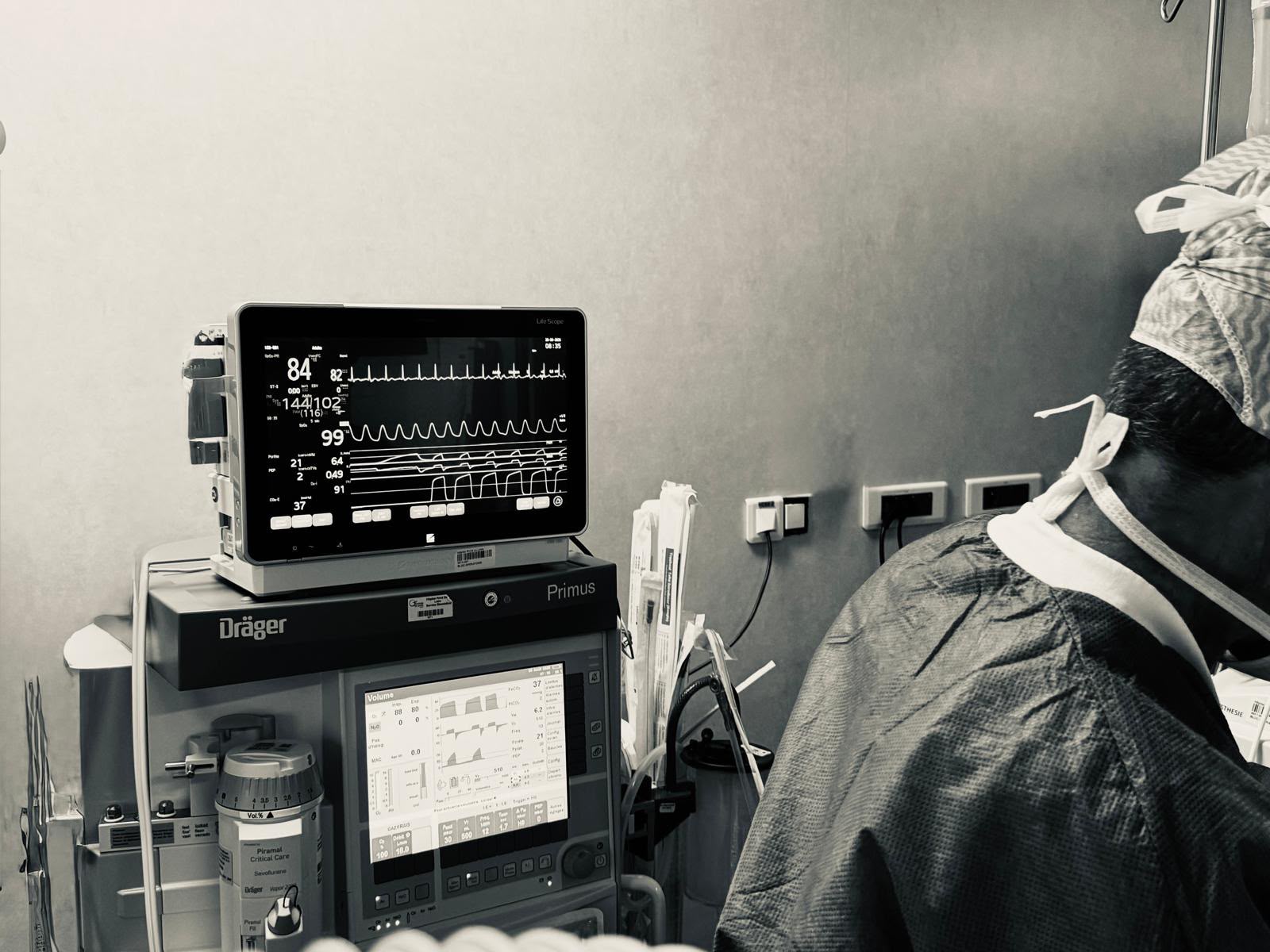 Moniteur de constantes vitales sur la station d'anesthésie et médecin assurant la surveillance du patient — précision et expertise médicale